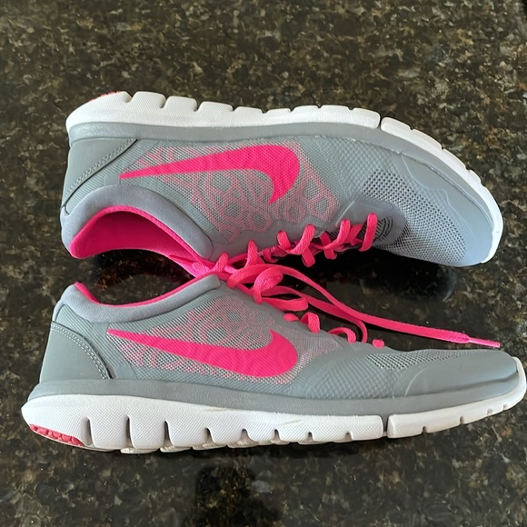 Women’s Nike Runners - Picture 5 of 6
